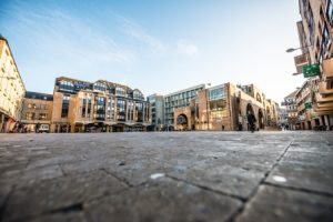 Place principale de Louvain-la-Neuve ; à proximité de l'UCL.