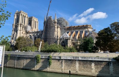 Vue extérieure des échafaudages sur la cathédrale de Notre-Dame de Paris