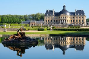 Vue extérieure du château et du jardin